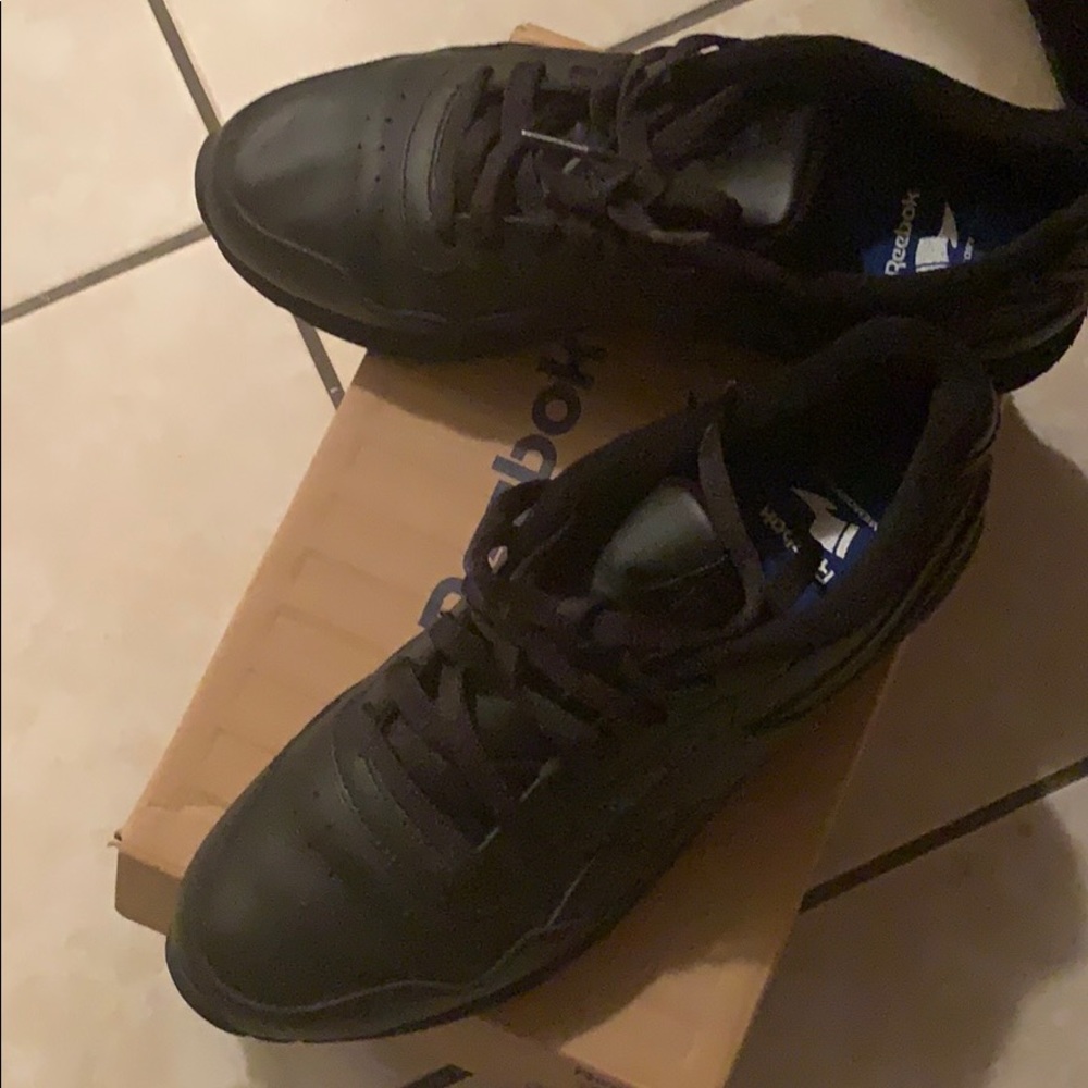 Tennis shoes